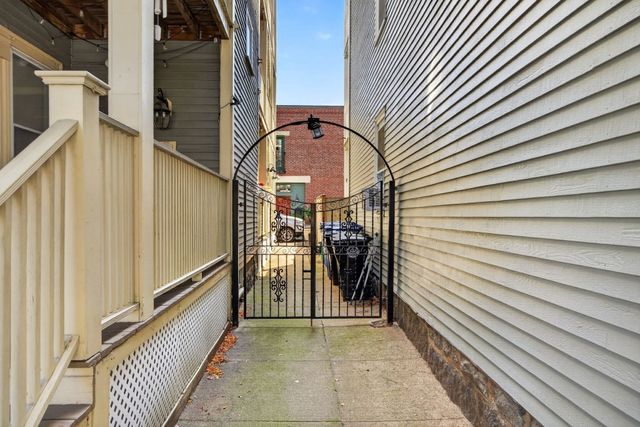 131 Derby St 1R, Salem, MA 01970