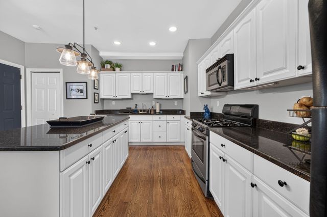 131 Derby St 1R, Salem, MA 01970