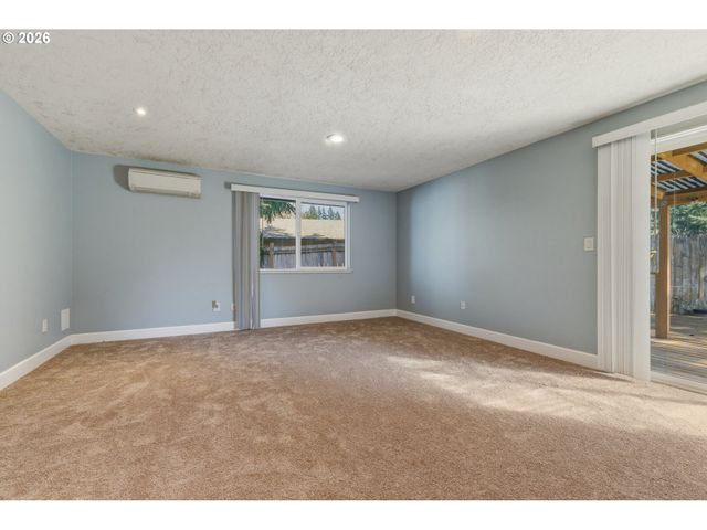 17840 WOLF Dr, Sandy, OR 97055