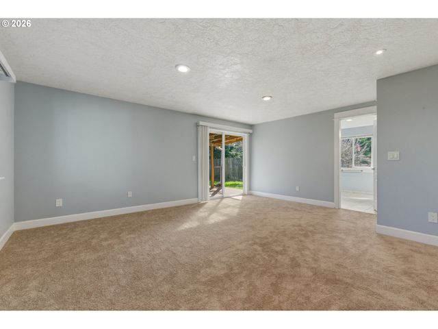 17840 WOLF Dr, Sandy, OR 97055