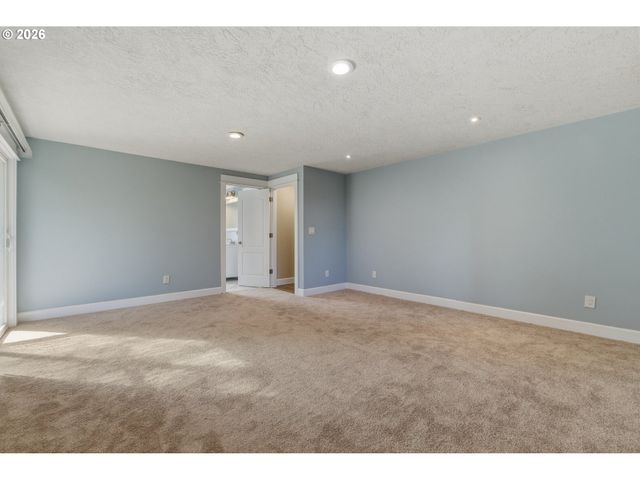 17840 WOLF Dr, Sandy, OR 97055