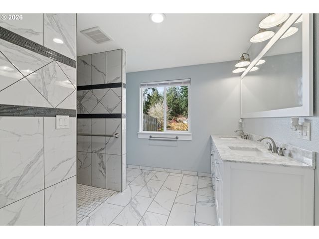 17840 WOLF Dr, Sandy, OR 97055