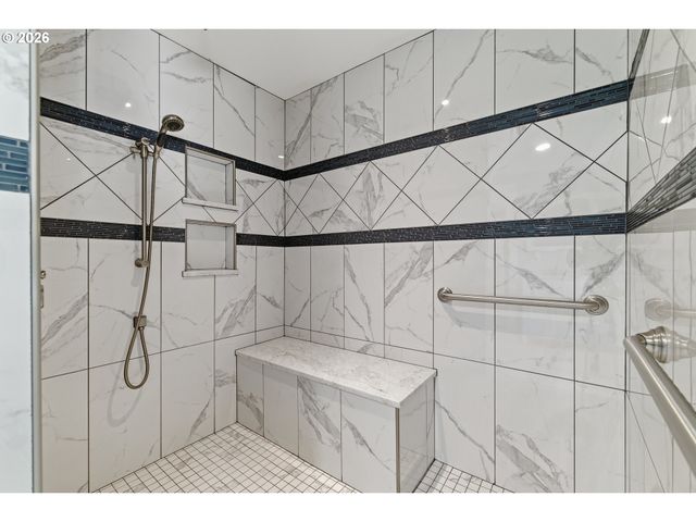 17840 WOLF Dr, Sandy, OR 97055