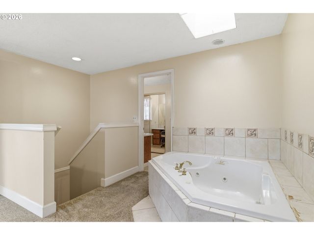 17840 WOLF Dr, Sandy, OR 97055