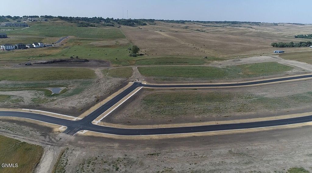 625 Wood Lily Street NW, Mandan, ND 58554 photo 3