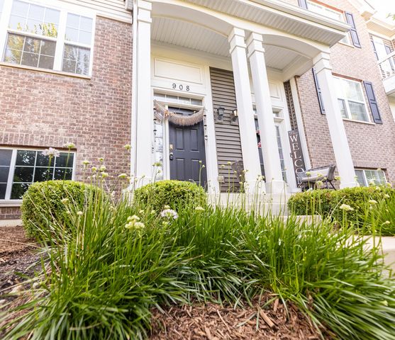 908 Bradford Drive, Naperville, IL 60563