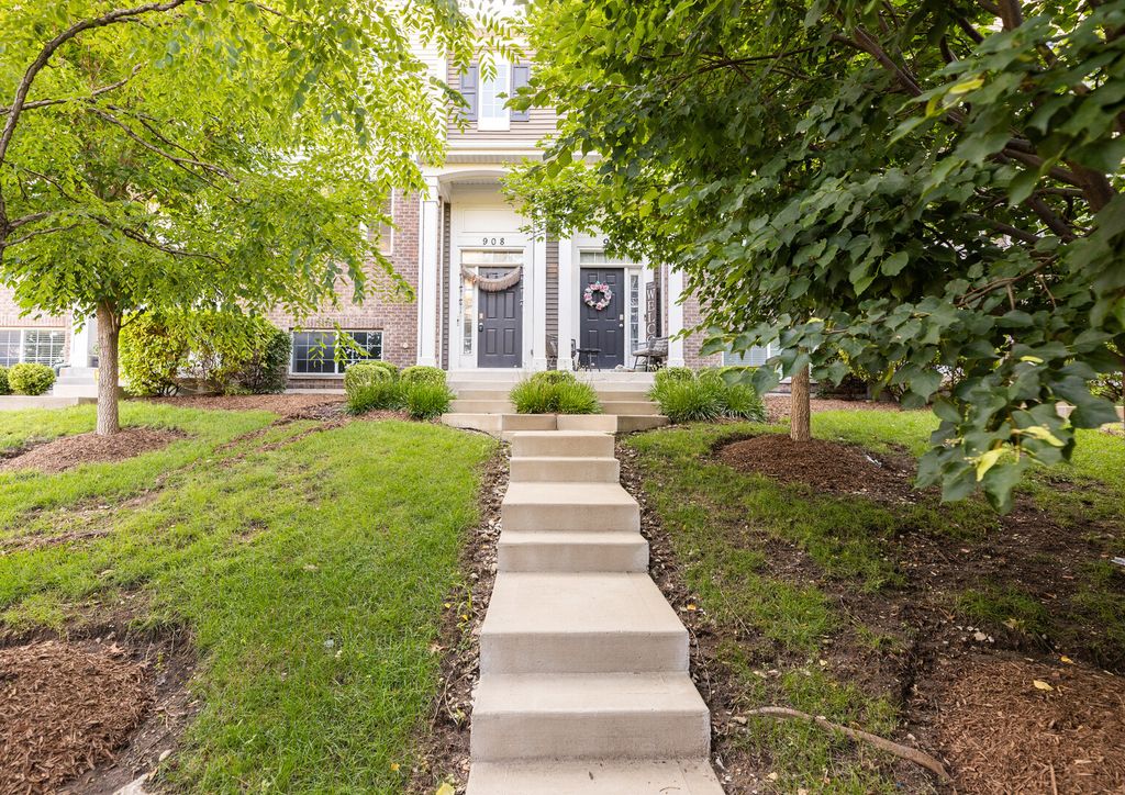 908 Bradford Drive, Naperville, IL 60563