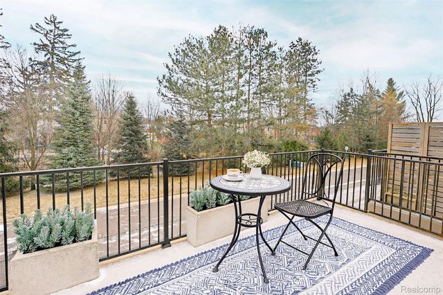 2817 Hartwick Drive, Rochester Hills, MI 48307