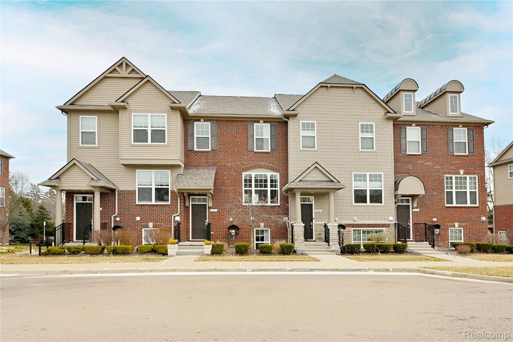 2817 Hartwick Drive, Rochester Hills, MI 48307