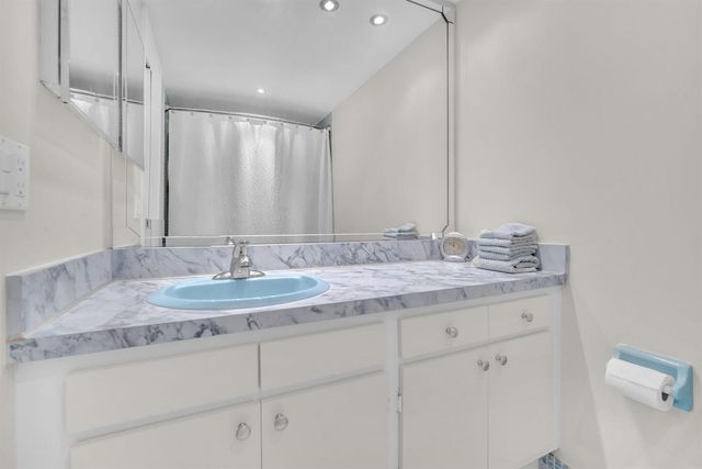 605 Oaks Drive 907, Pompano Beach, FL 33069