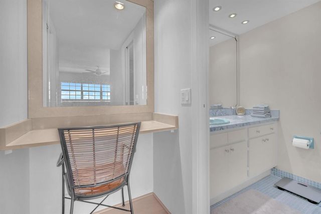 605 Oaks Drive 907, Pompano Beach, FL 33069