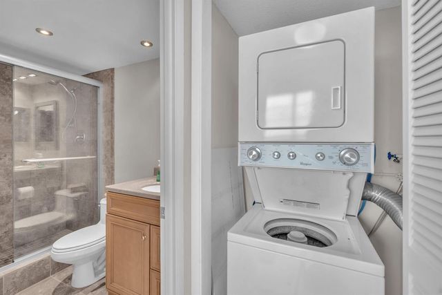 605 Oaks Drive 907, Pompano Beach, FL 33069