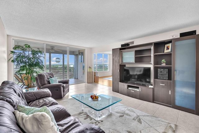 605 Oaks Drive 907, Pompano Beach, FL 33069