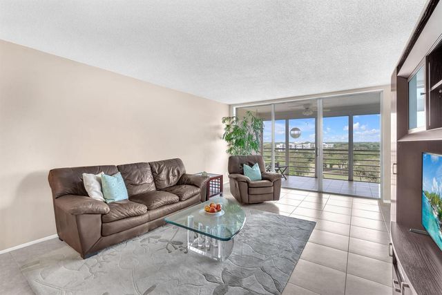 605 Oaks Drive 907, Pompano Beach, FL 33069