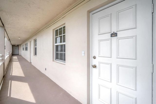 605 Oaks Drive 907, Pompano Beach, FL 33069