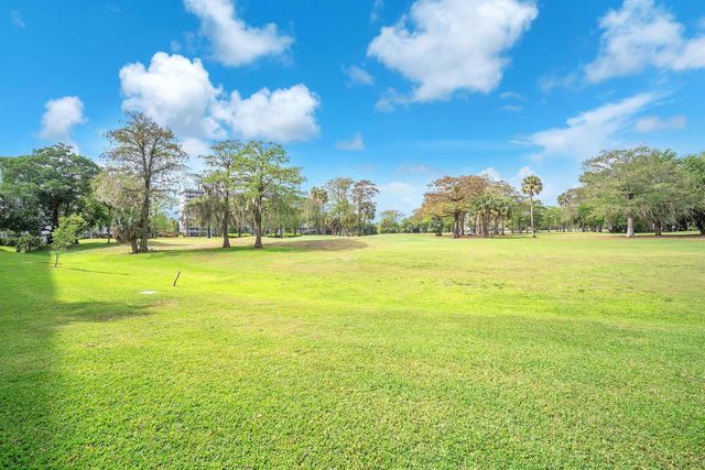 605 Oaks Drive 907, Pompano Beach, FL 33069