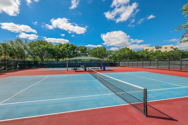 605 Oaks Drive 907, Pompano Beach, FL 33069