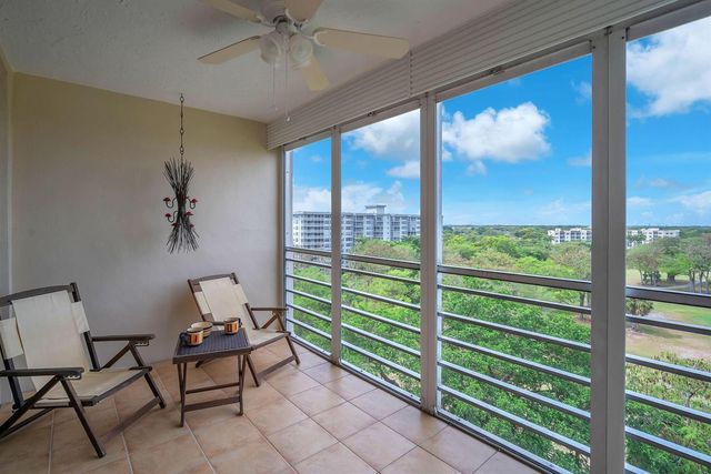 605 Oaks Drive 907, Pompano Beach, FL 33069
