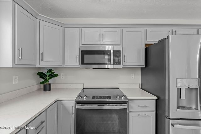 510 Eagle Pointe Dr, Louisville, KY 40214