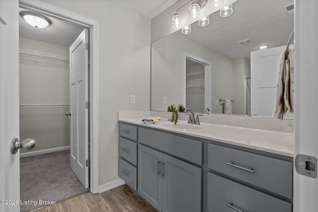 510 Eagle Pointe Dr, Louisville, KY 40214