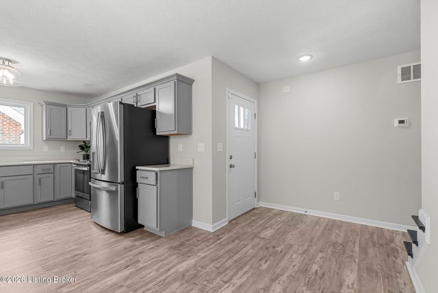 510 Eagle Pointe Dr, Louisville, KY 40214