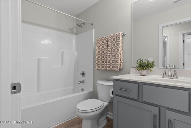 510 Eagle Pointe Dr, Louisville, KY 40214