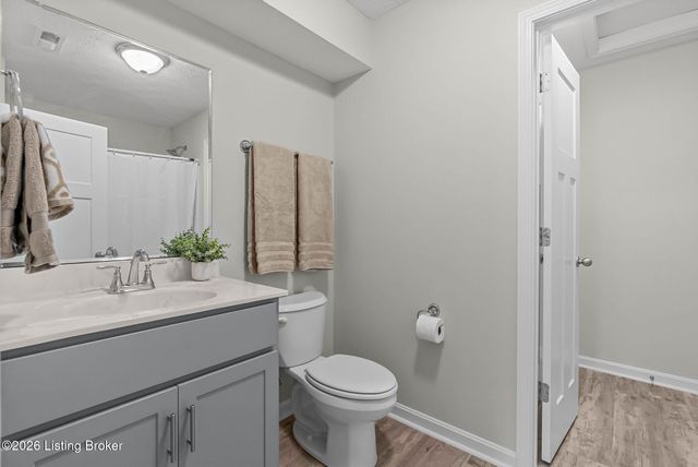 510 Eagle Pointe Dr, Louisville, KY 40214