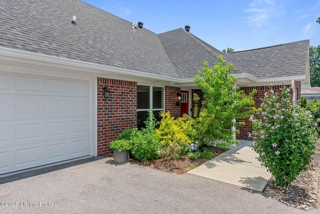 510 Eagle Pointe Dr, Louisville, KY 40214
