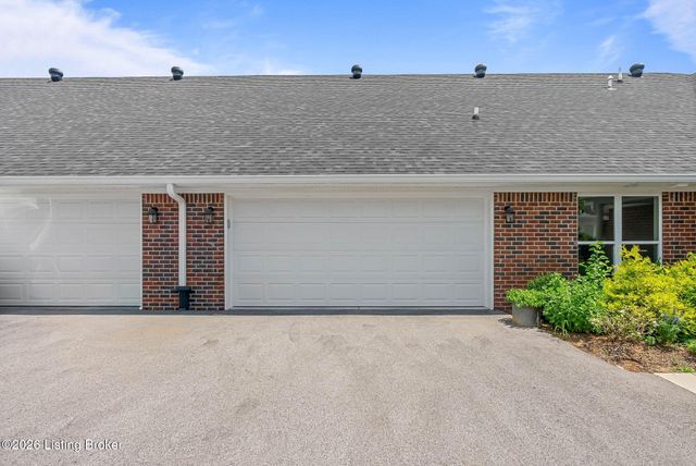 510 Eagle Pointe Dr, Louisville, KY 40214