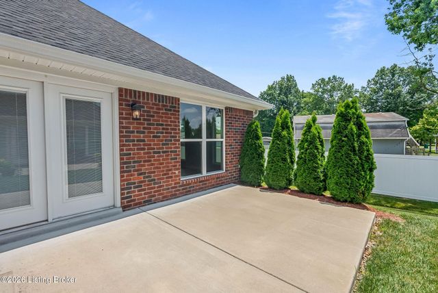 510 Eagle Pointe Dr, Louisville, KY 40214