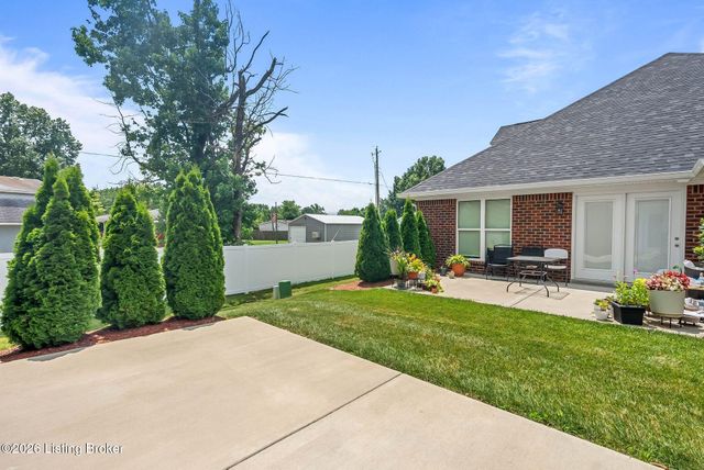 510 Eagle Pointe Dr, Louisville, KY 40214