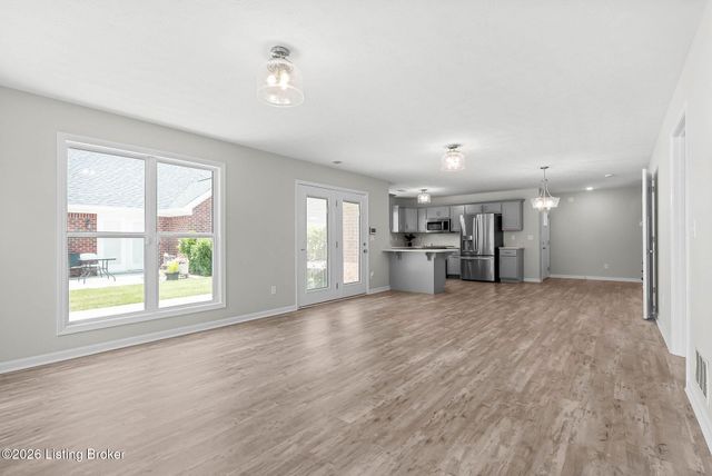 510 Eagle Pointe Dr, Louisville, KY 40214