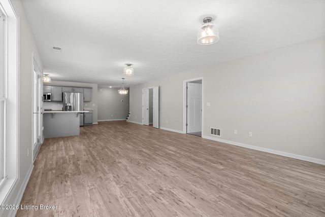 510 Eagle Pointe Dr, Louisville, KY 40214