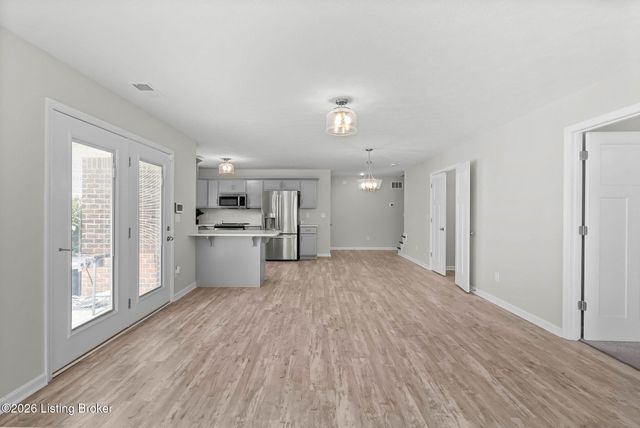 510 Eagle Pointe Dr, Louisville, KY 40214