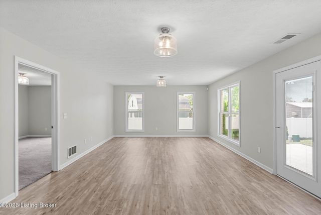 510 Eagle Pointe Dr, Louisville, KY 40214