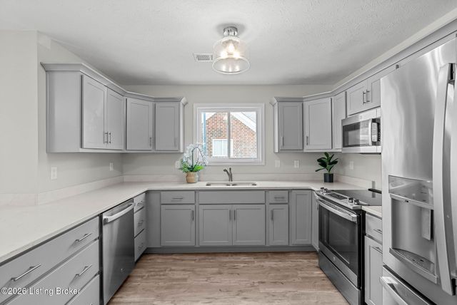 510 Eagle Pointe Dr, Louisville, KY 40214