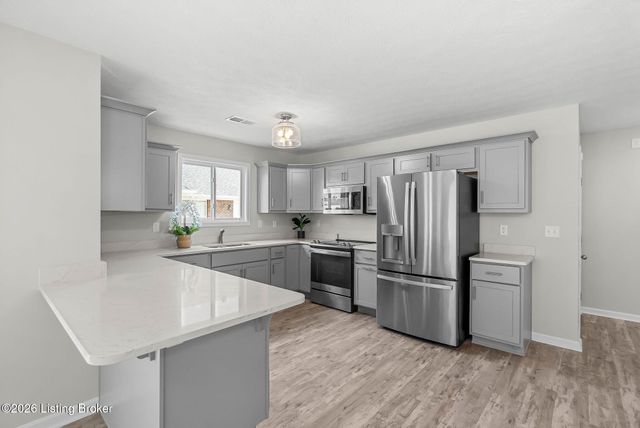 510 Eagle Pointe Dr, Louisville, KY 40214