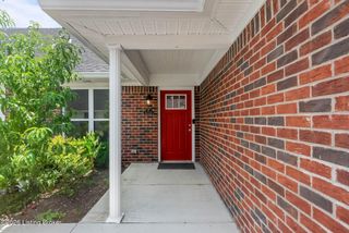 510 Eagle Pointe Dr, Louisville, KY 40214