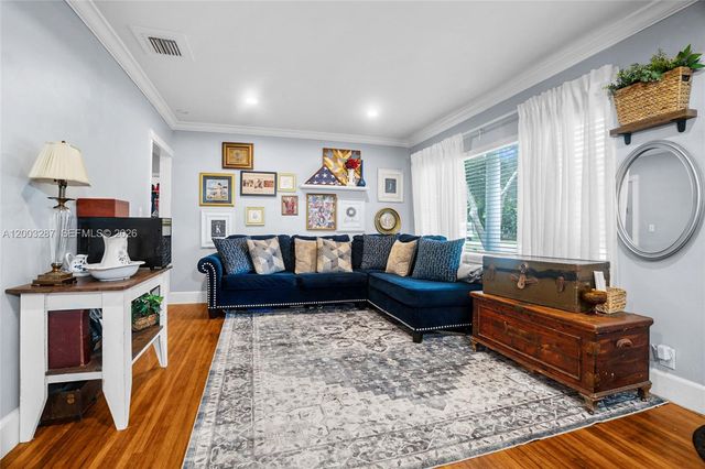 899 E Country Club Cir, Plantation, FL 33317