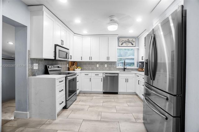 899 E Country Club Cir, Plantation, FL 33317