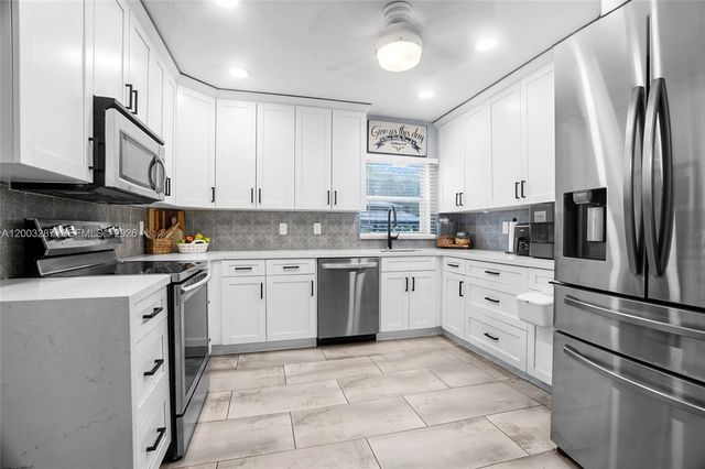 899 E Country Club Cir, Plantation, FL 33317