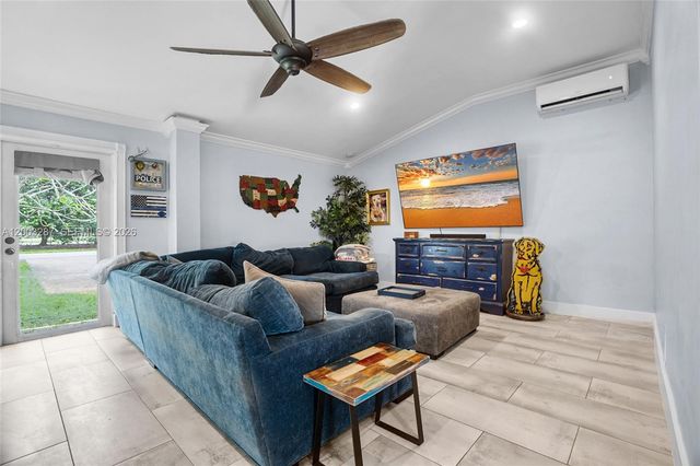 899 E Country Club Cir, Plantation, FL 33317