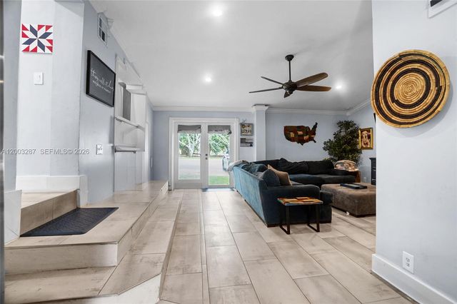 899 E Country Club Cir, Plantation, FL 33317