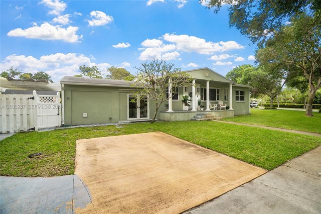 899 E Country Club Cir, Plantation, FL 33317