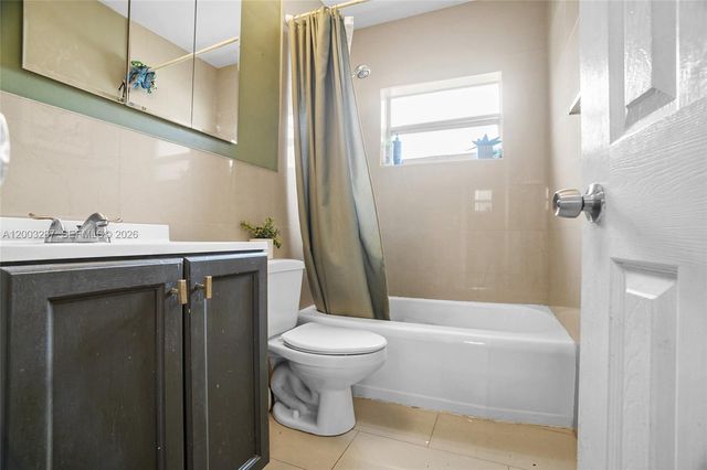899 E Country Club Cir, Plantation, FL 33317