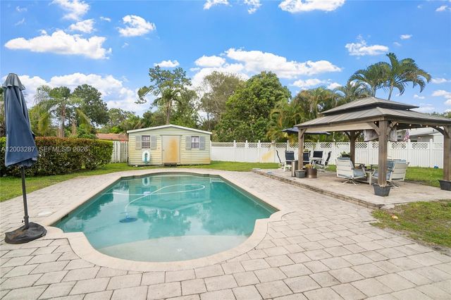 899 E Country Club Cir, Plantation, FL 33317