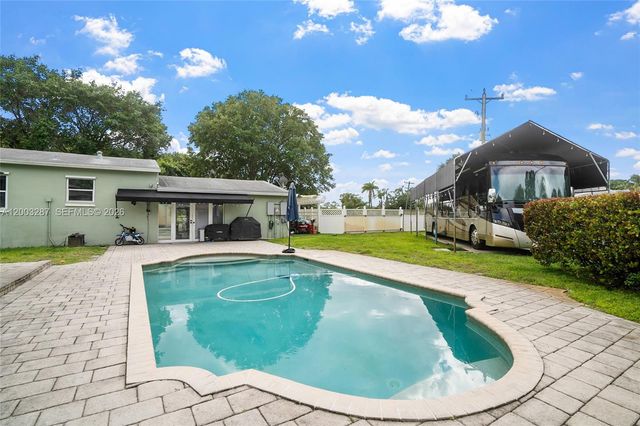 899 E Country Club Cir, Plantation, FL 33317