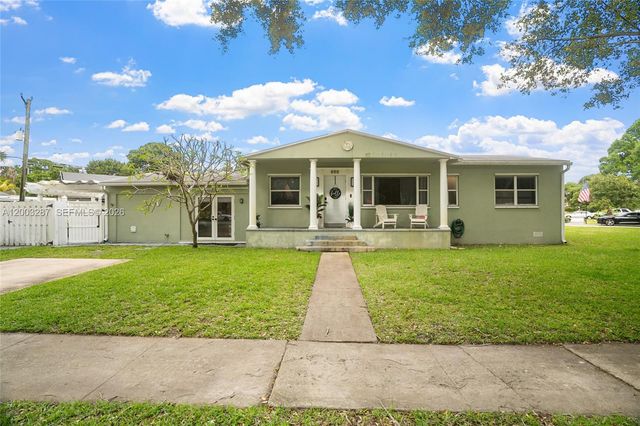899 E Country Club Cir, Plantation, FL 33317