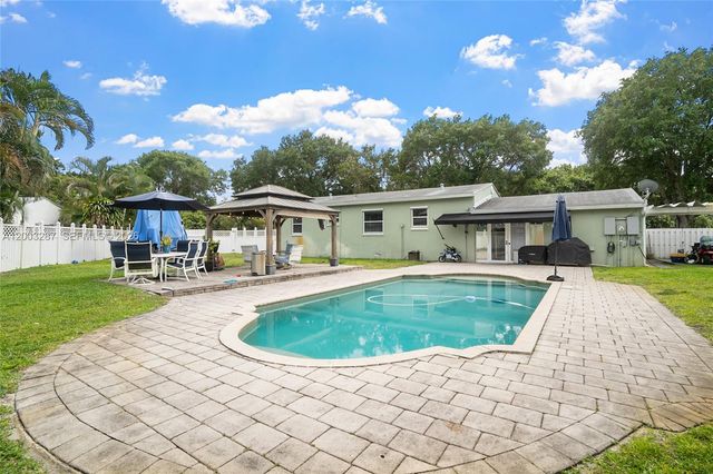 899 E Country Club Cir, Plantation, FL 33317