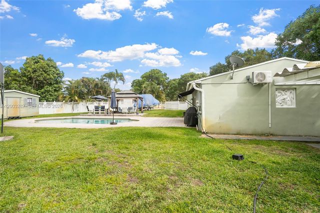 899 E Country Club Cir, Plantation, FL 33317